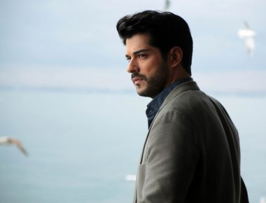 Burak Ozcivit:Ο πρωταγωνιστής της σειράς «Kara Sevda» παντρεύτηκε - Οι πρώτες φωτογραφίες του γάμου (φωτό)